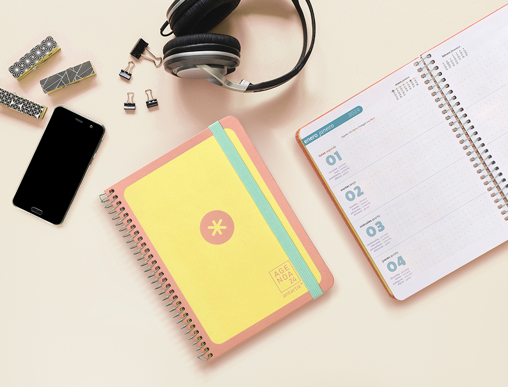 AGENDA DE OFICINA ANTARTIK A5+ 2024 SEMANA VISTA 80 GR CON SOBRE Y 3 HOJAS COLOR YELLOW 165X215 MM