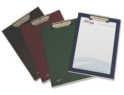 PORTANOTAS PARDO CARTON FORRADO PVC FOLIO CON PINZA METALICA VERDE